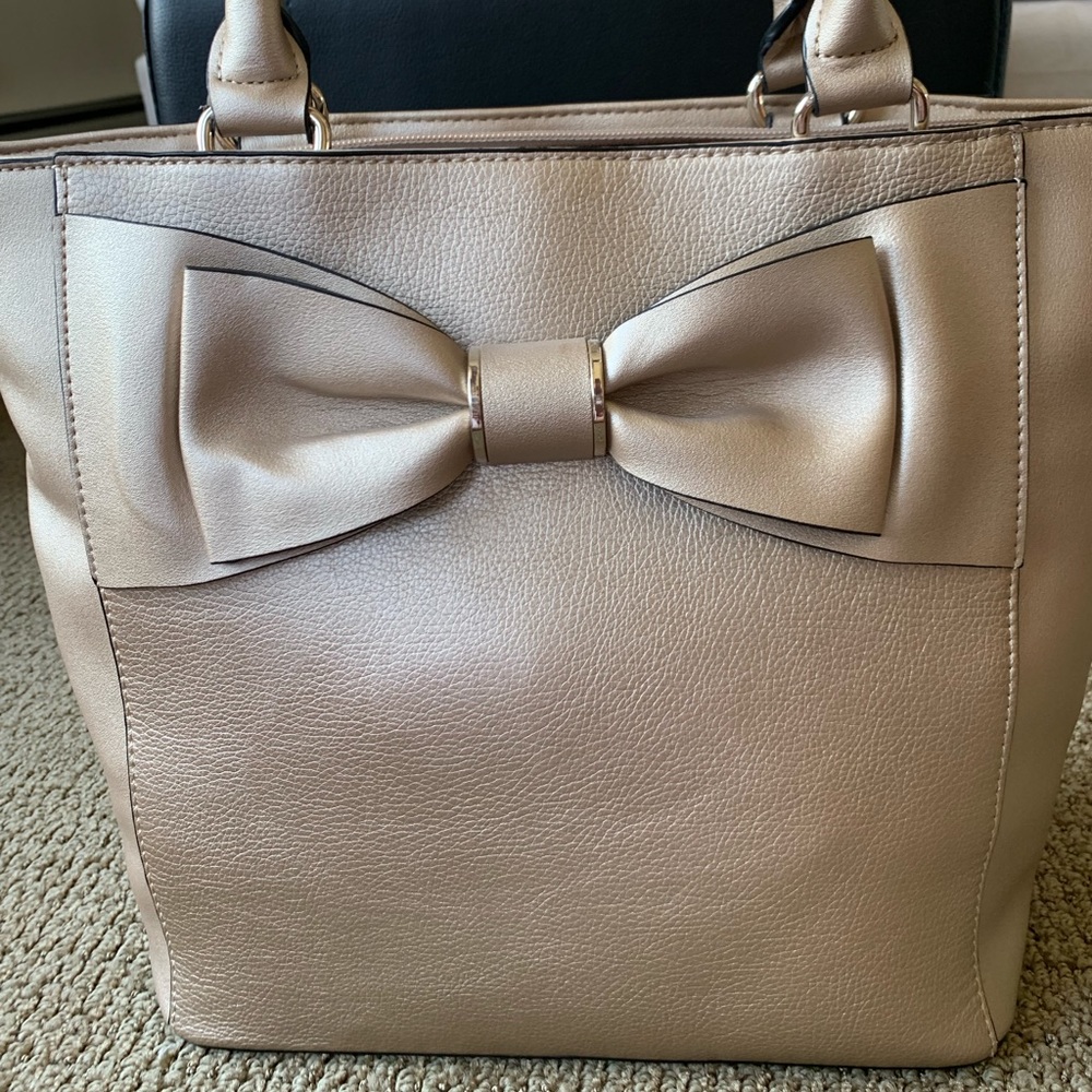 Gold bow shoulder handbag